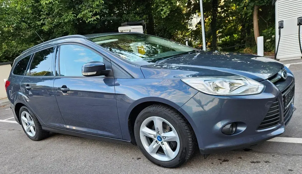 Gebraucht Ford Focus 125 PS (91 kW) 2014 Grau Kombi