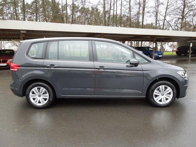 Neu VW Touran 150 PS (110 kW) 2025 Uranograu Van / Kleinbus