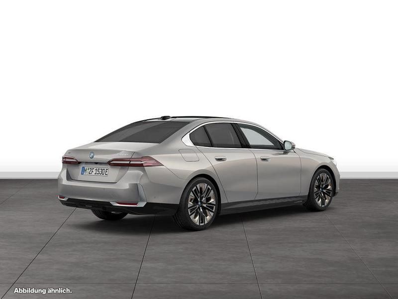 Gebraucht BMW 550e Comfort Edition 489 PS (359 kW) 2024 Oxidgrau metallic Limousine