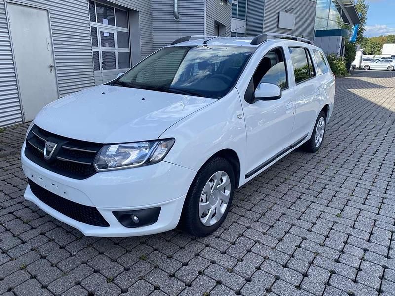 Gletscherweiss Gebraucht 2015 Dacia Logan Lauréate Limousine | 3.200 € - Bild 1/4
