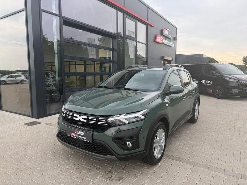 Grau Gebraucht 2024 Dacia Sandero Expression Kleinwagen | 16.990 € (Fairer Preis) - Bild 1/4