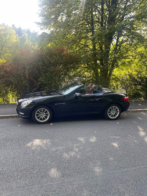 Schwarz Gebraucht 2011 Mercedes SLK200 Cabrio | 16.500 € (Fairer Preis) - Bild 1/4