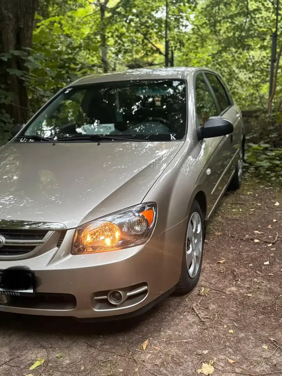 Używany Kia Cerato 98 KM (72 kW) 2005 Złoty Sedan/Limuzyna