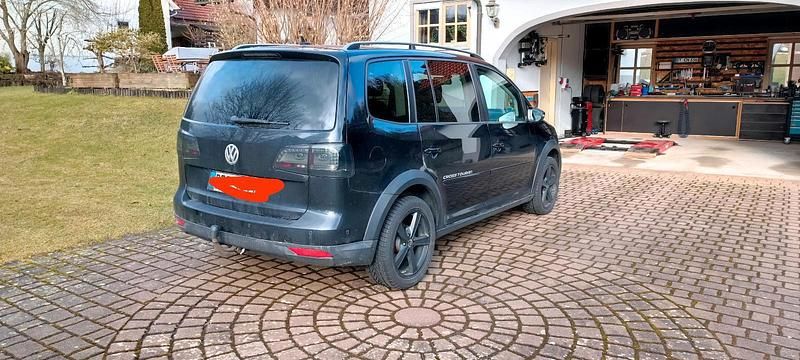 Gebraucht VW Touran Cross 140 PS (102 kW) 2014 Schwarz Van / Kleinbus