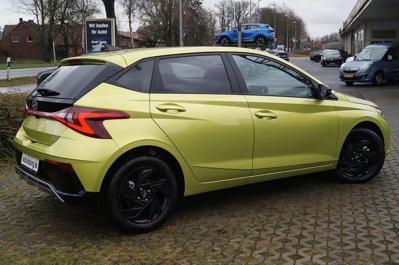 Neu Hyundai i20 Blackline 90 PS (66 kW) 2025 Grün Kleinwagen