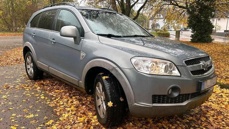 Grau Gebraucht 2011 Chevrolet Captiva SUV | 3.900 € (Superpreis) - Bild 1/4