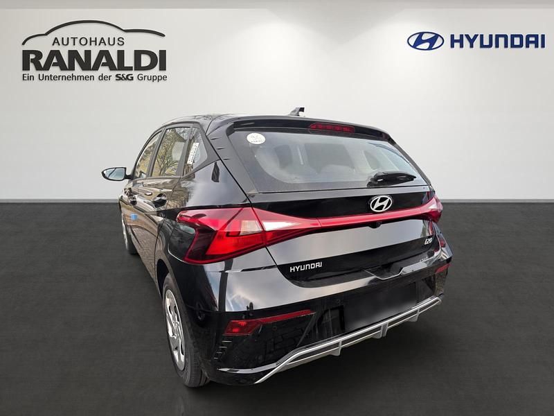 Neu Hyundai i20 Select 101 PS (74 kW) 2025 Schwarz Limousine