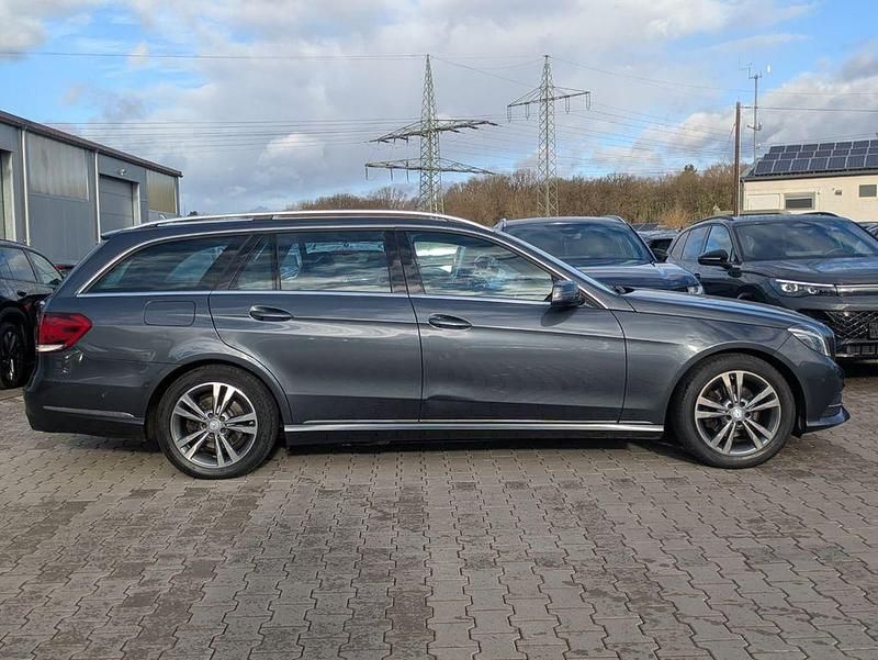 Gebraucht Mercedes E220 Avantgarde 170 PS (125 kW) 2015 Grau Limousine