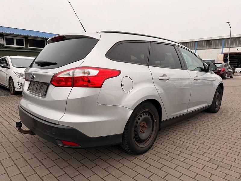 Gebraucht Ford Focus Trend 125 PS (91 kW) 2011 Silber Kombi