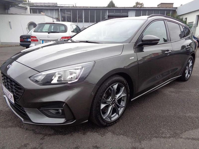 Grau Gebraucht 2018 Ford Focus ST-Line Kombi | 10.899 € (Fairer Preis) - Bild 1/4