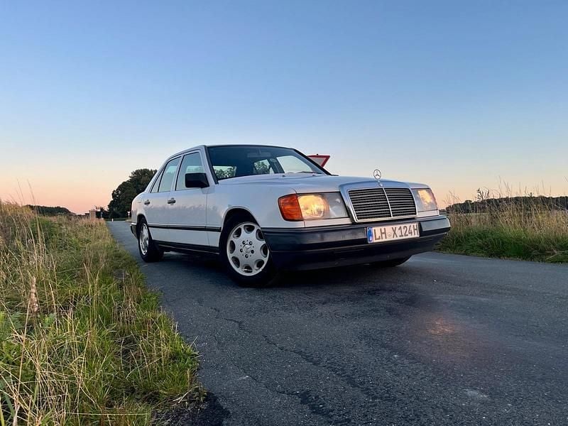 Weiß Gebraucht 1988 Mercedes 200 Limousine | 6.900 € - Bild 1/4