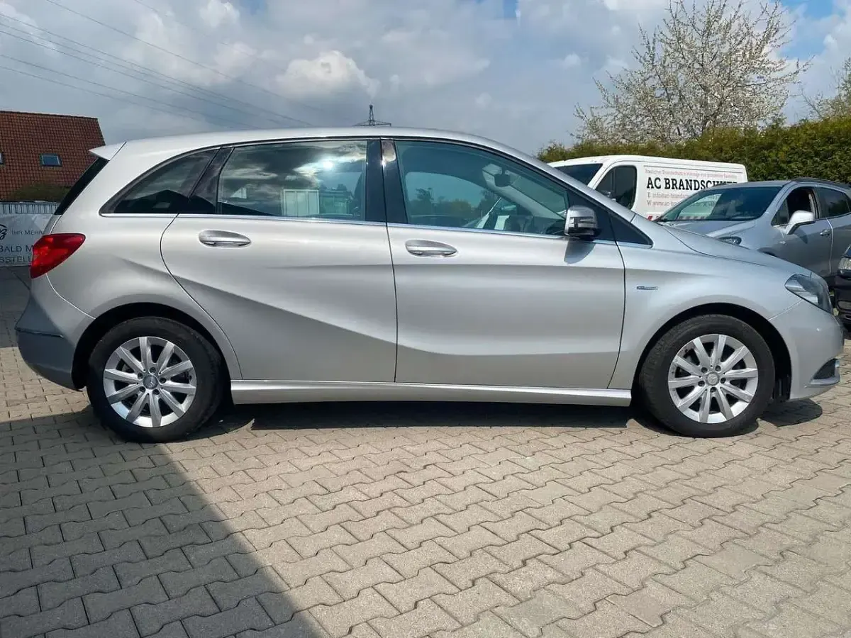 Gebraucht Mercedes B180 122 PS (89 kW) 2012 Silber Van / Kleinbus