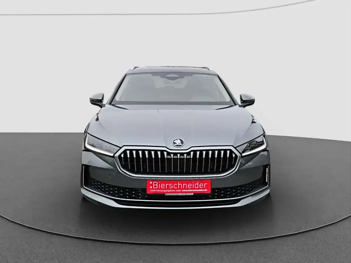 Neu Skoda Superb Selection 193 PS (141 kW) 2025 Grau Kombi