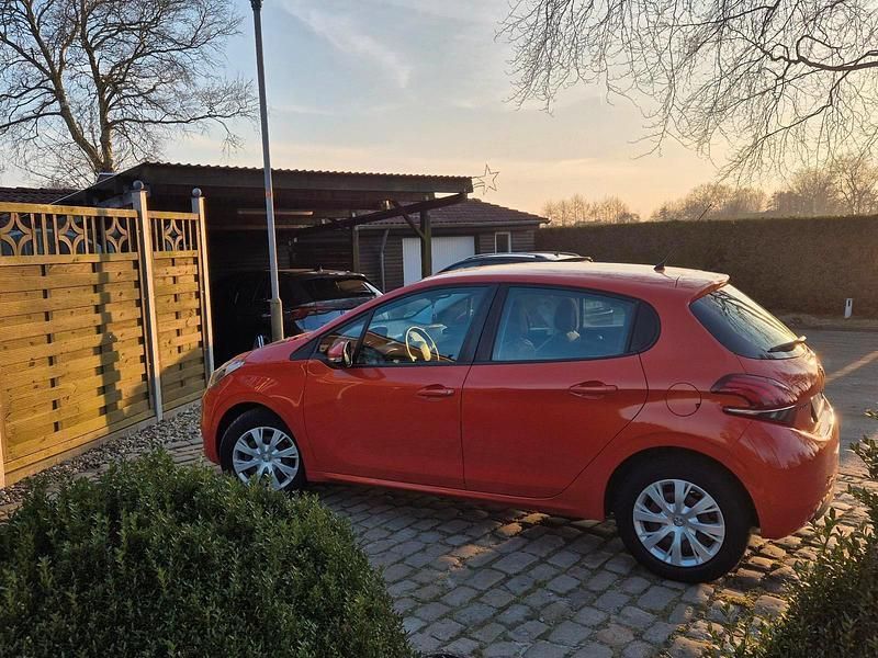 Orange Gebraucht 2016 Peugeot 208 Kleinwagen | 4.750 € (Guter Preis) - Bild 1/4