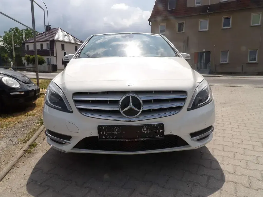 Gebraucht Mercedes B200 156 PS (114 kW) 2012 Calcitweiss  unilack Kleinwagen