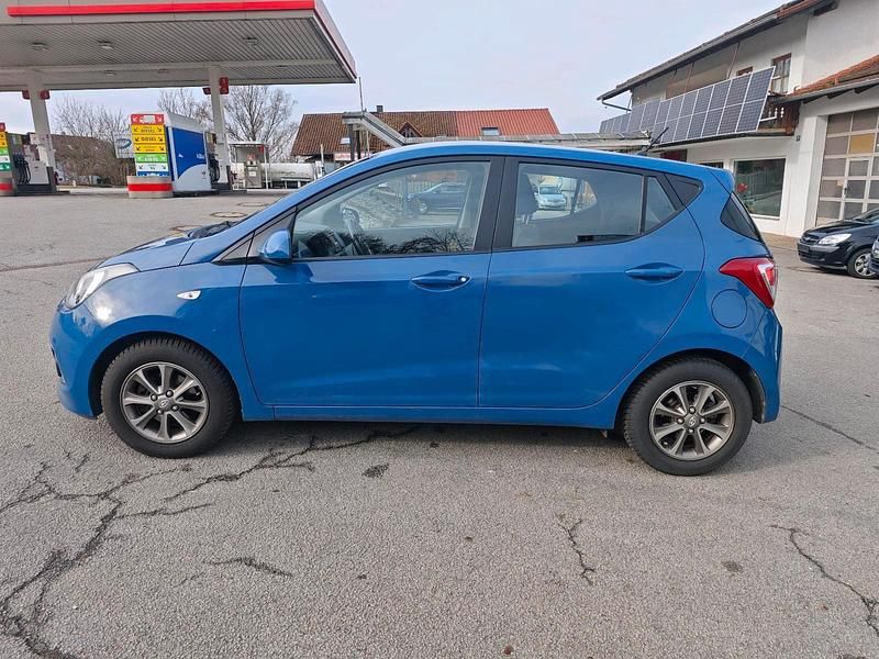 Gebraucht Hyundai i10 87 PS (63 kW) 2013 Blau Kleinwagen