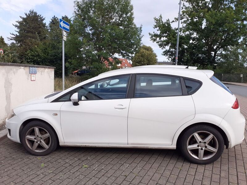 Weiß Gebraucht 2011 Seat Leon Style Limousine | 4.650 € (Fairer Preis) - Bild 1/4