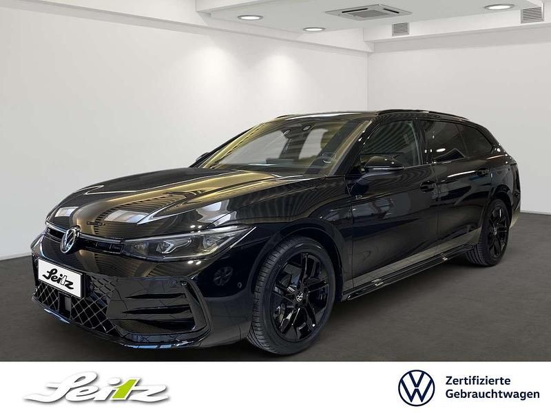 Grenadillschwarz metallic Gebraucht 2025 VW Passat R-line Kombi | 52.848 € - Bild 1/3