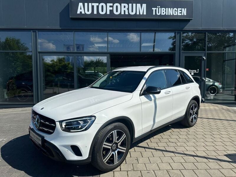 Polarweiß Gebraucht 2021 Mercedes GLC300 Night SUV | 34.570 € (Fairer Preis) - Bild 1/4