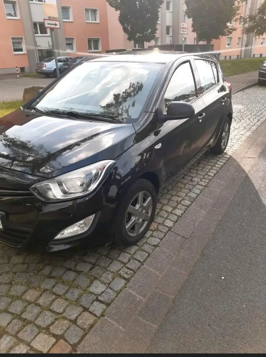 Gebraucht Hyundai i20 86 PS (63 kW) 2013 Schwarz Kleinwagen