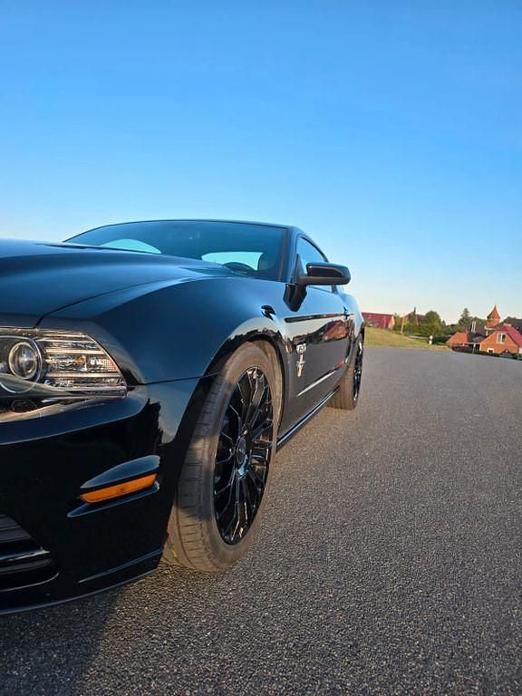 Second-hand Ford Mustang GT 426 CP (313 kW) 2012 Negru