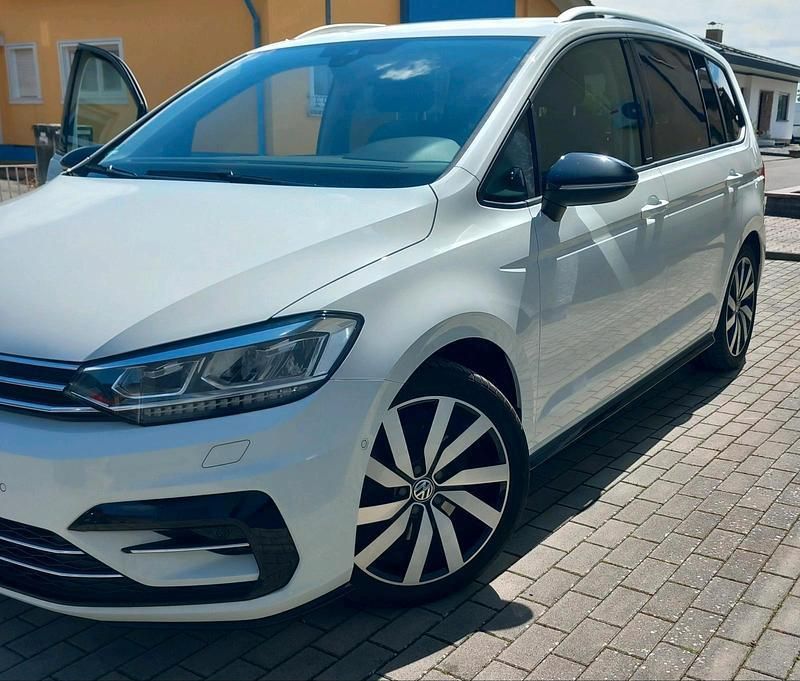 Weiß Gebraucht 2020 VW Touran R-line Van / Kleinbus | 17.555 € (Fairer Preis) - Bild 1/4