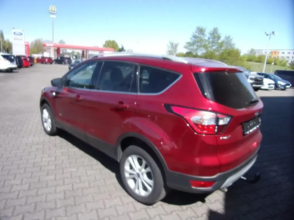 Gebraucht Ford Kuga Titanium 182 PS (133 kW) 2017 Rot SUV