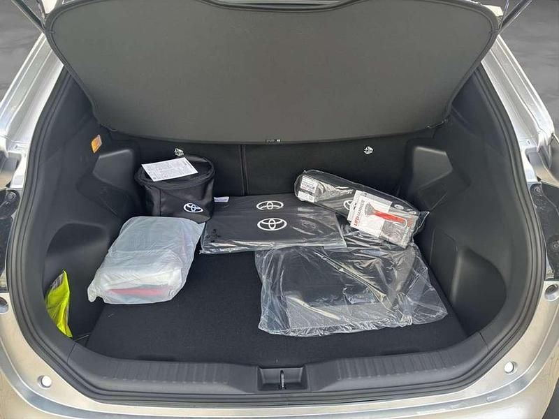 Neu Toyota Yaris Cross 131 PS (96 kW) 2025 Silber SUV