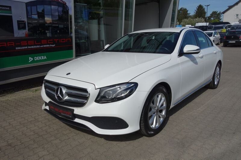 Weiß Gebraucht 2018 Mercedes E220 Avantgarde Limousine | 20.800 € (Guter Preis) - Bild 1/4