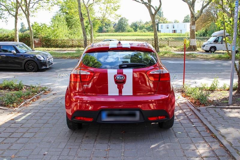 Gebraucht Kia Rio Attract 86 PS (63 kW) 2013 Rot Kleinwagen