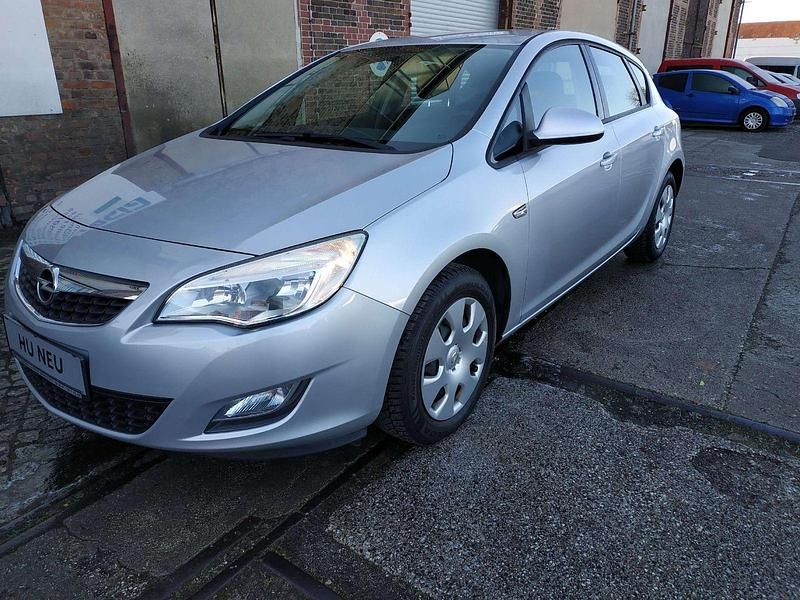 Argon silber Gebraucht 2011 Opel Astra Selection Kleinwagen | 5.990 € (Etwas zu teuer) - Bild 1/4