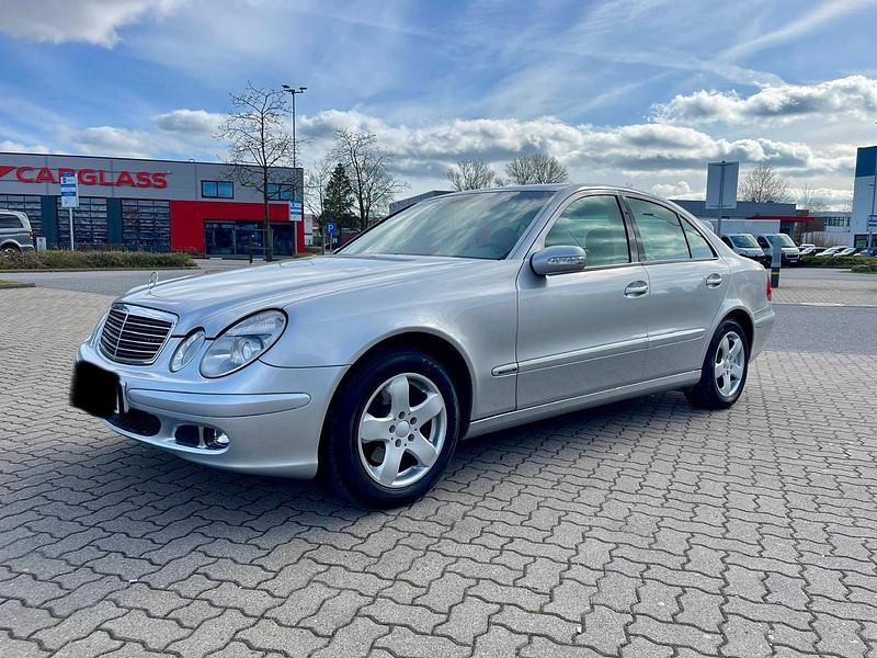 Silber Gebraucht 2005 Mercedes 200 Limousine | 4.850 € (Fairer Preis) - Bild 1/4