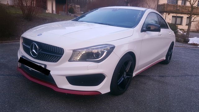 Weiß Gebraucht 2014 Mercedes CLA220 AMG Limousine | 24.999 € - Bild 1/4