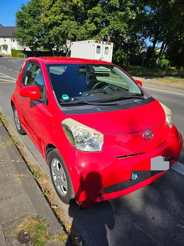 Rot Gebraucht 2009 Toyota iQ Kleinwagen | 3.500 € (Fairer Preis) - Bild 1/4