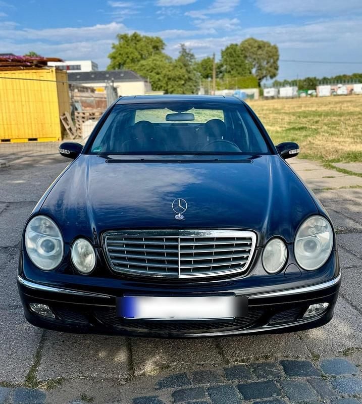 Schwarz Gebraucht 2003 Mercedes E240 Limousine | 7.900 € (Teuer) - Bild 1/4