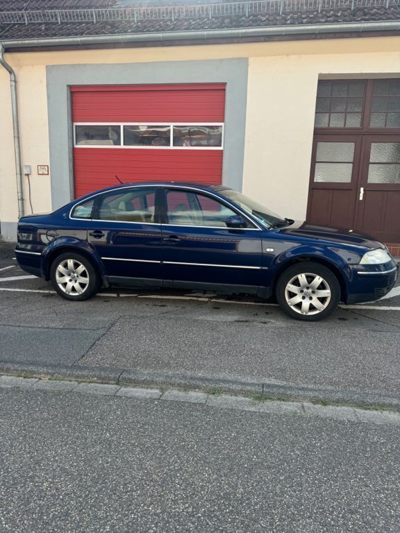 Blau Gebraucht 2002 VW Passat Highline Limousine | 1.700 € (Superpreis) - Bild 1/4