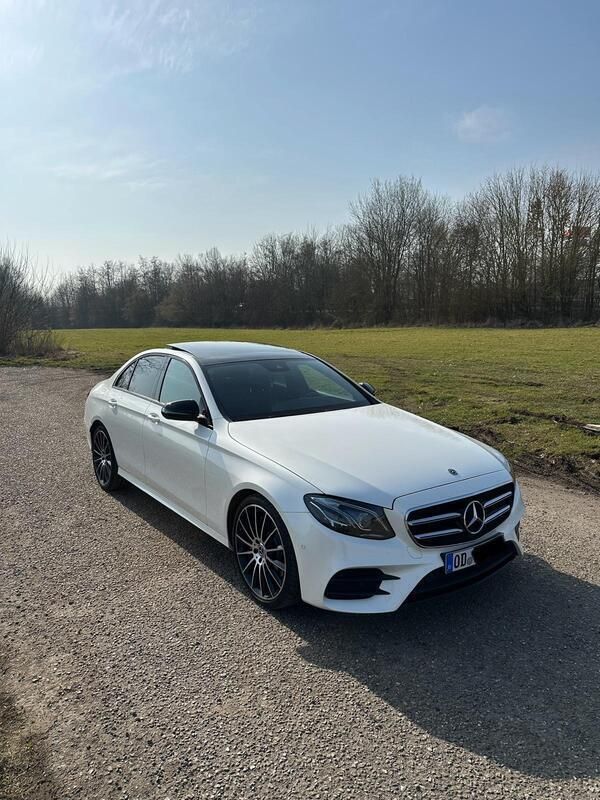Weiß Gebraucht 2019 Mercedes E220 AMG Limousine | 37.500 € (Teuer) - Bild 1/4