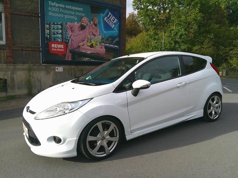 Weiß Gebraucht 2010 Ford Fiesta Sport Kleinwagen | 4.450 € (Fairer Preis) - Bild 1/4