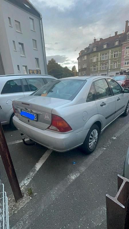 Grau Gebraucht 2000 Ford Focus Limousine | 1.500 € (Guter Preis) - Bild 1/4