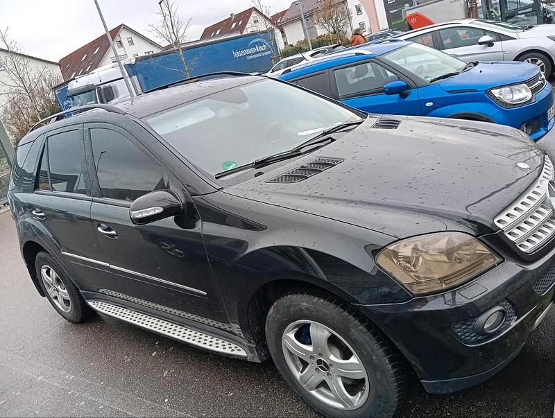 Schwarz Gebraucht 2007 Mercedes ML320 SUV | 6.700 € (Etwas zu teuer) - Bild 1/4
