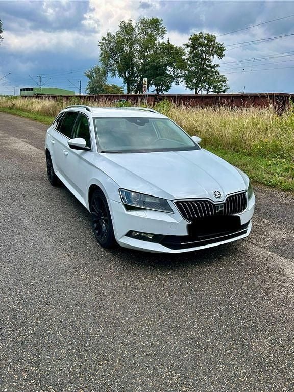 Weiß Gebraucht 2019 Skoda Superb Style Kombi | 16.399 € (Guter Preis) - Bild 1/4