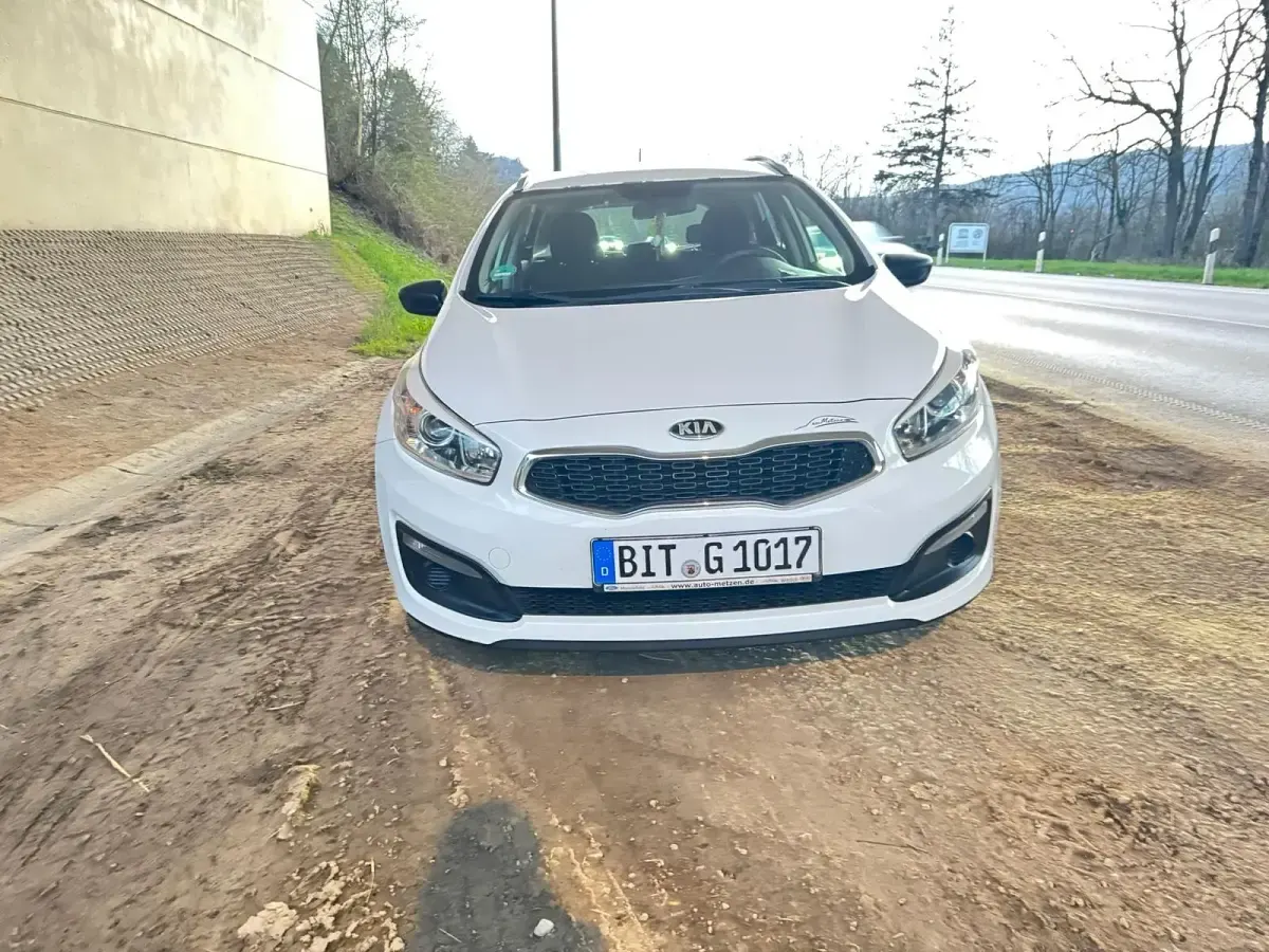 Używany Kia Ceed 101 KM (74 kW) 2016 Biały Hatchback