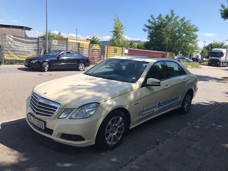 Weiß Gebraucht 2009 Mercedes 200 Limousine | 2.100 € - Bild 1/3
