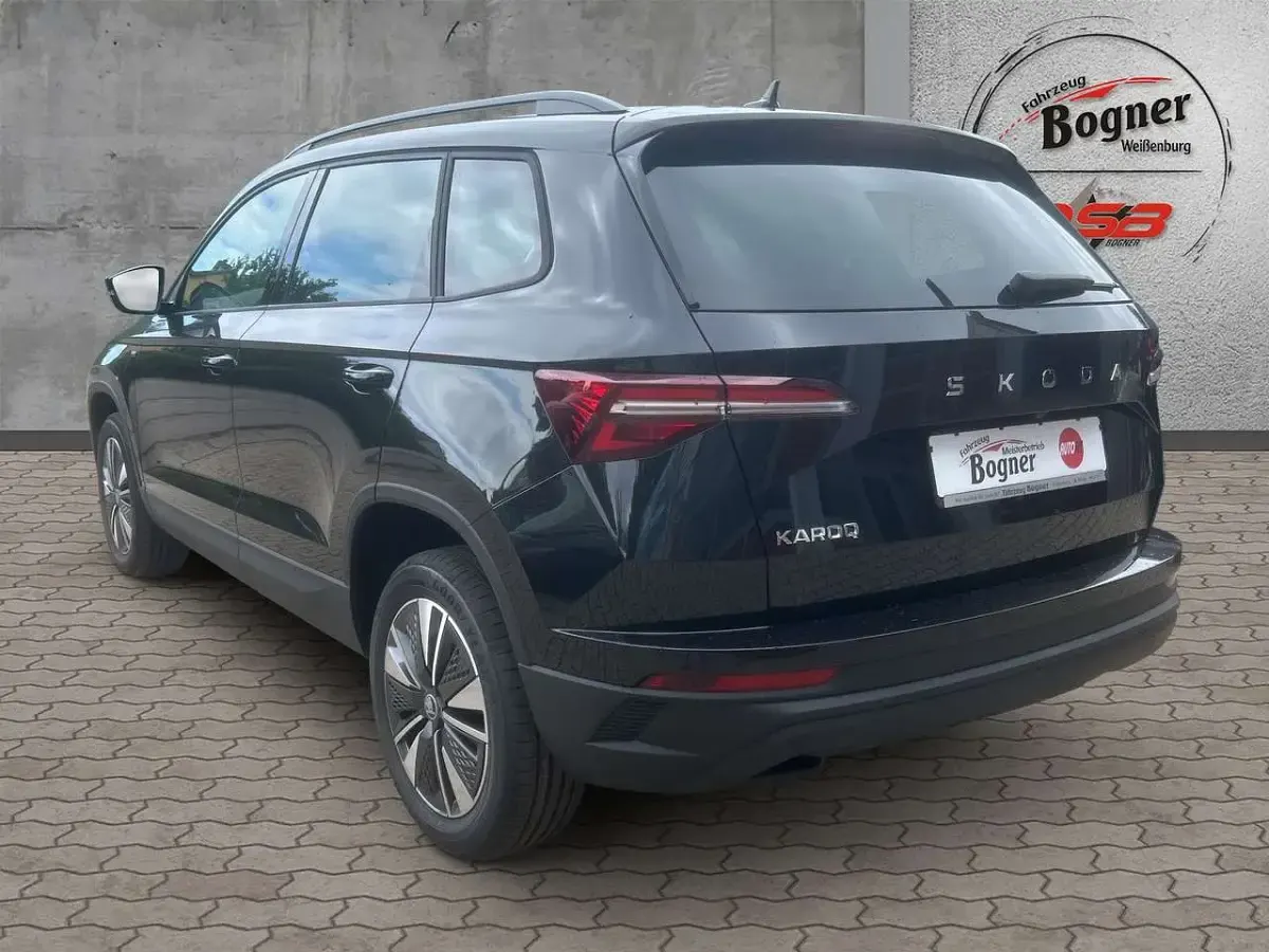 Neu Skoda Karoq Tour 150 PS (110 kW) 2025 Schwarz SUV