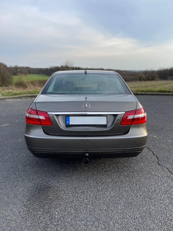 Gebraucht Mercedes E250 Avantgarde 204 PS (150 kW) 2009 Grau Limousine