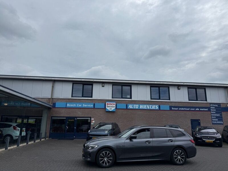 Grau Gebraucht 2021 BMW 320e Executive Kombi | 22.950 € (Teuer) - Bild 1/4