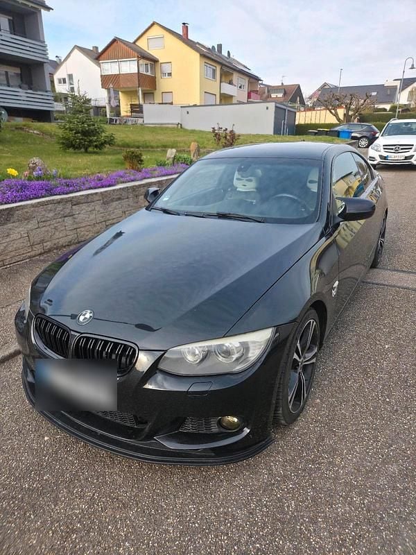 Gebraucht BMW 320 184 PS (135 kW) 2010 Schwarz Coupé