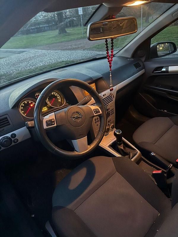 Gebraucht Opel Astra 116 PS (85 kW) 2007 Silber Kombi