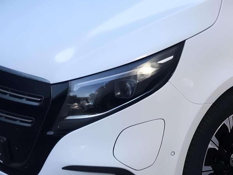 Gebraucht Mercedes EQV300 150 kW (204 PS) 2024 Weiß Van / Kleinbus