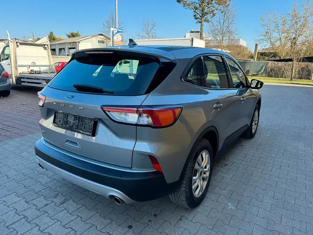 Usado Ford Kuga Cool & Connect 150 HP (110 kW) 2022 Prateado SUV